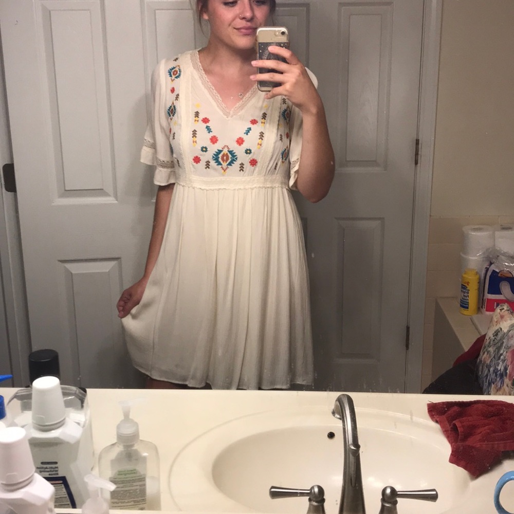 Embroidered, peasant dress 💛🌱✨